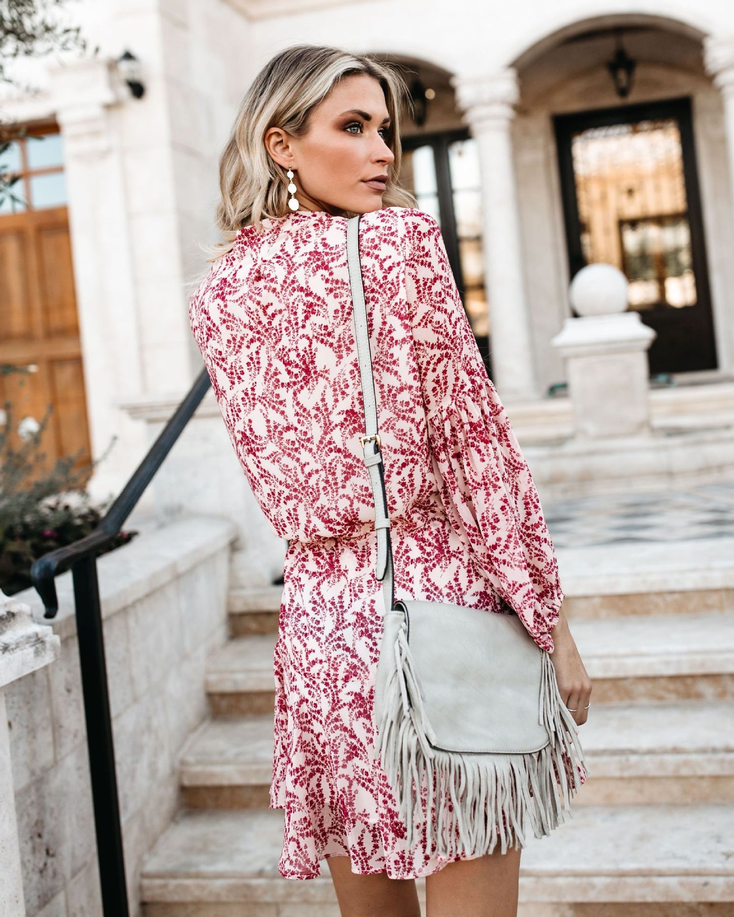 Sienna | Kurzärmeliges Blumenkleid mit Taillenband und Volant-Saum