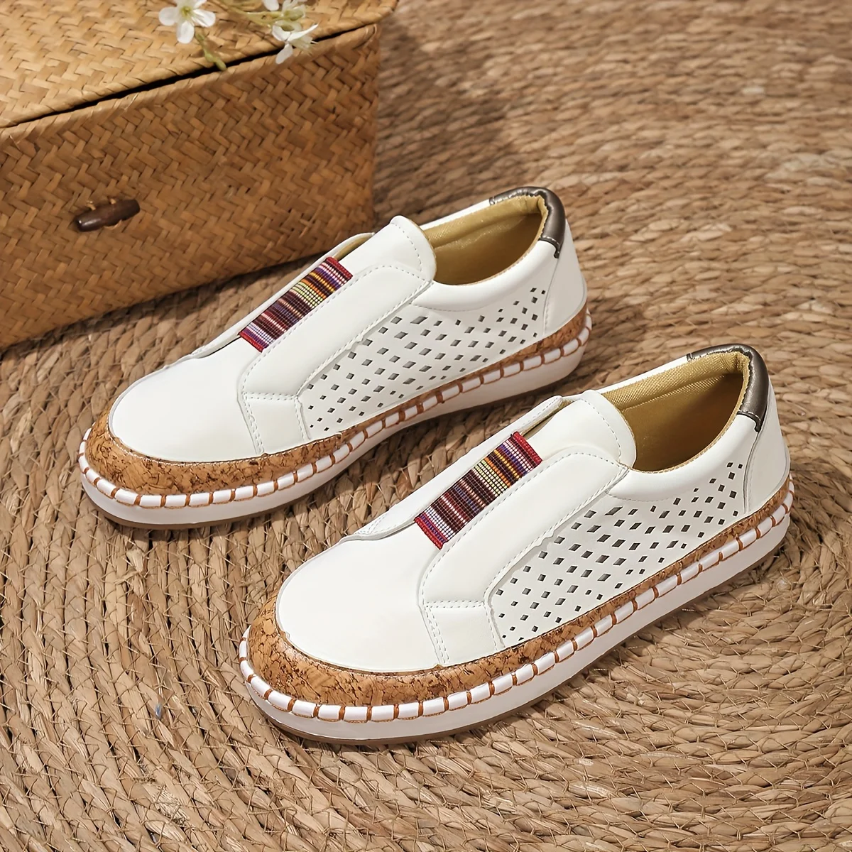 Slip-on-sneaker mit perforation und elastikeinsatz