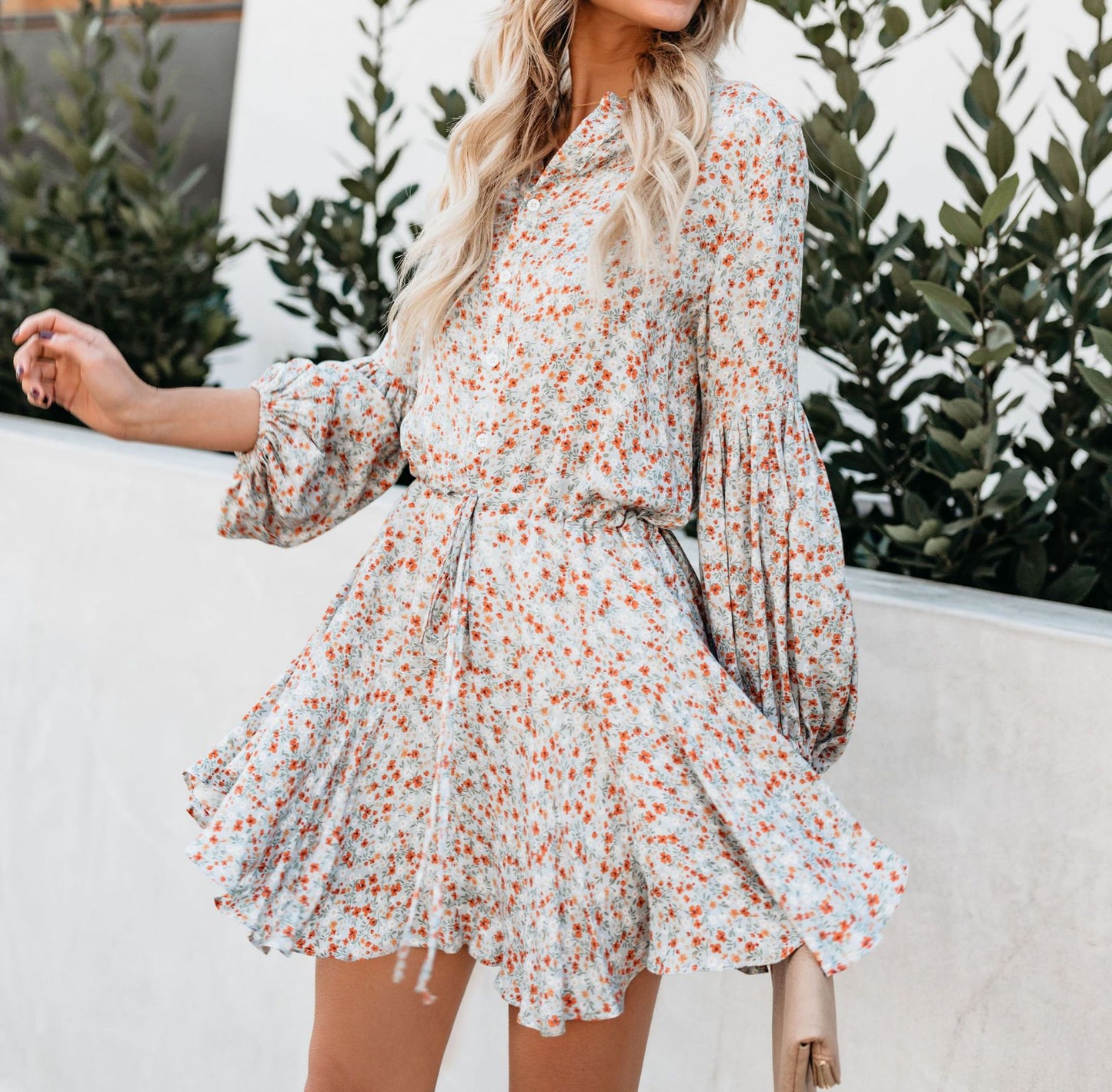 Sienna | Kurzärmeliges Blumenkleid mit Taillenband und Volant-Saum