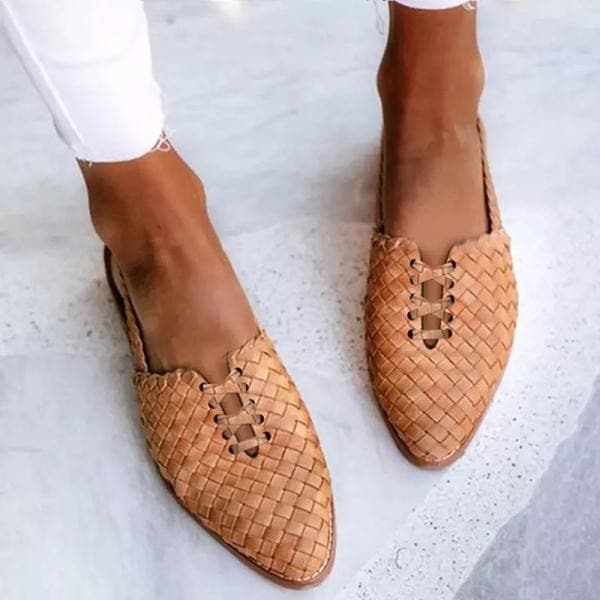 Geflochtene Slipper im Boho-Stil
