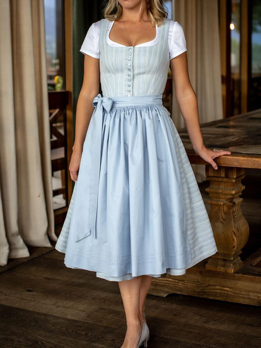 Klassisches Dirndlkleid mit Knopfleiste für das Oktoberfest