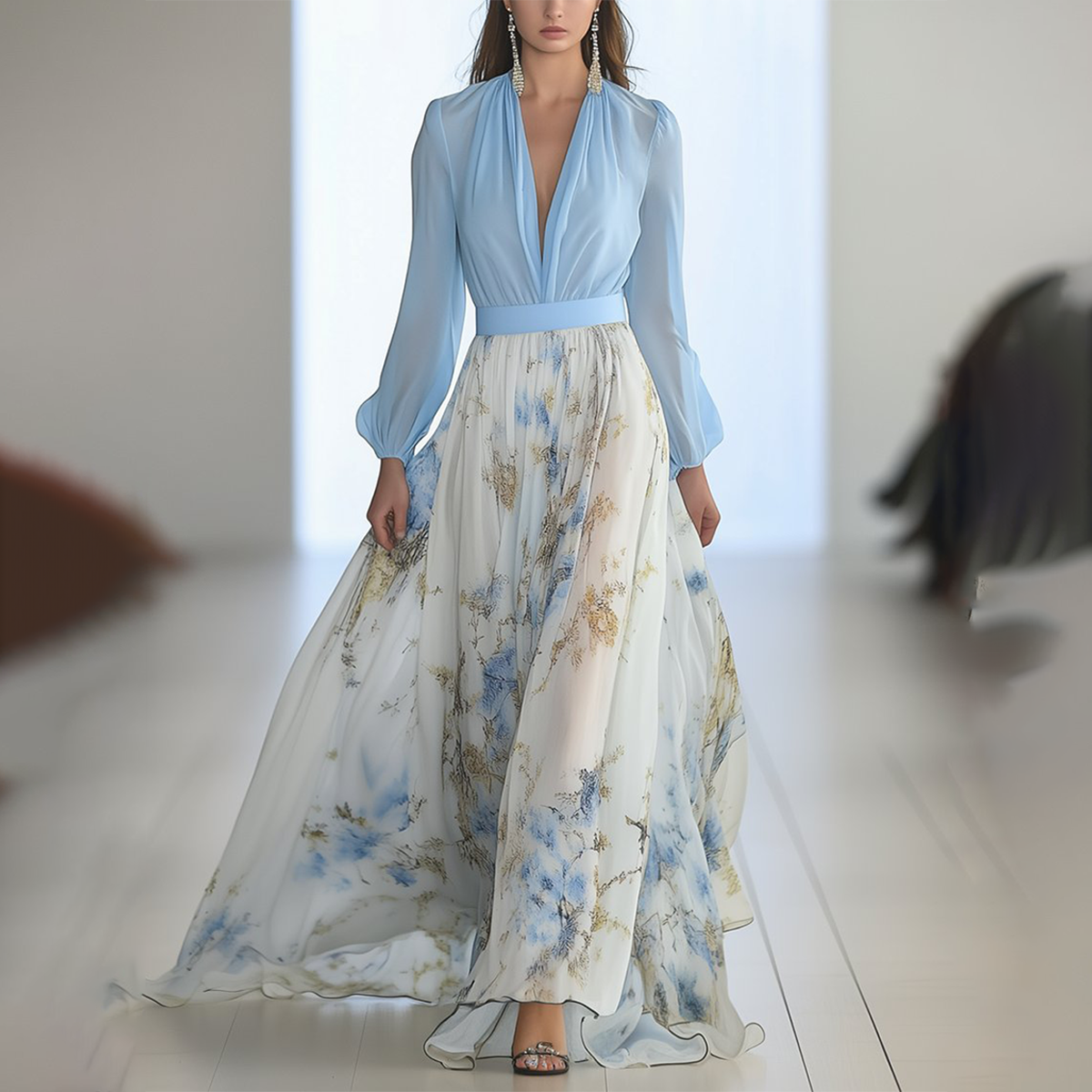 Chiffonkleid mit langen Ärmeln und plissiertem rock