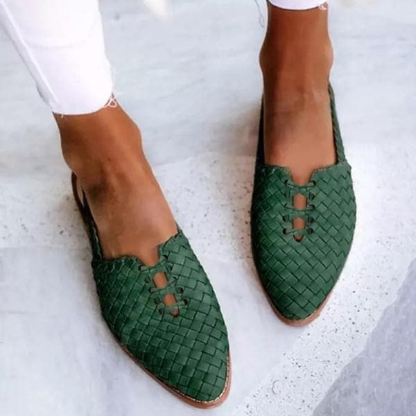 Geflochtene Slipper im Boho-Stil
