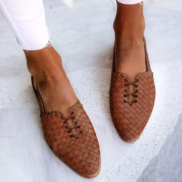 Geflochtene Slipper im Boho-Stil