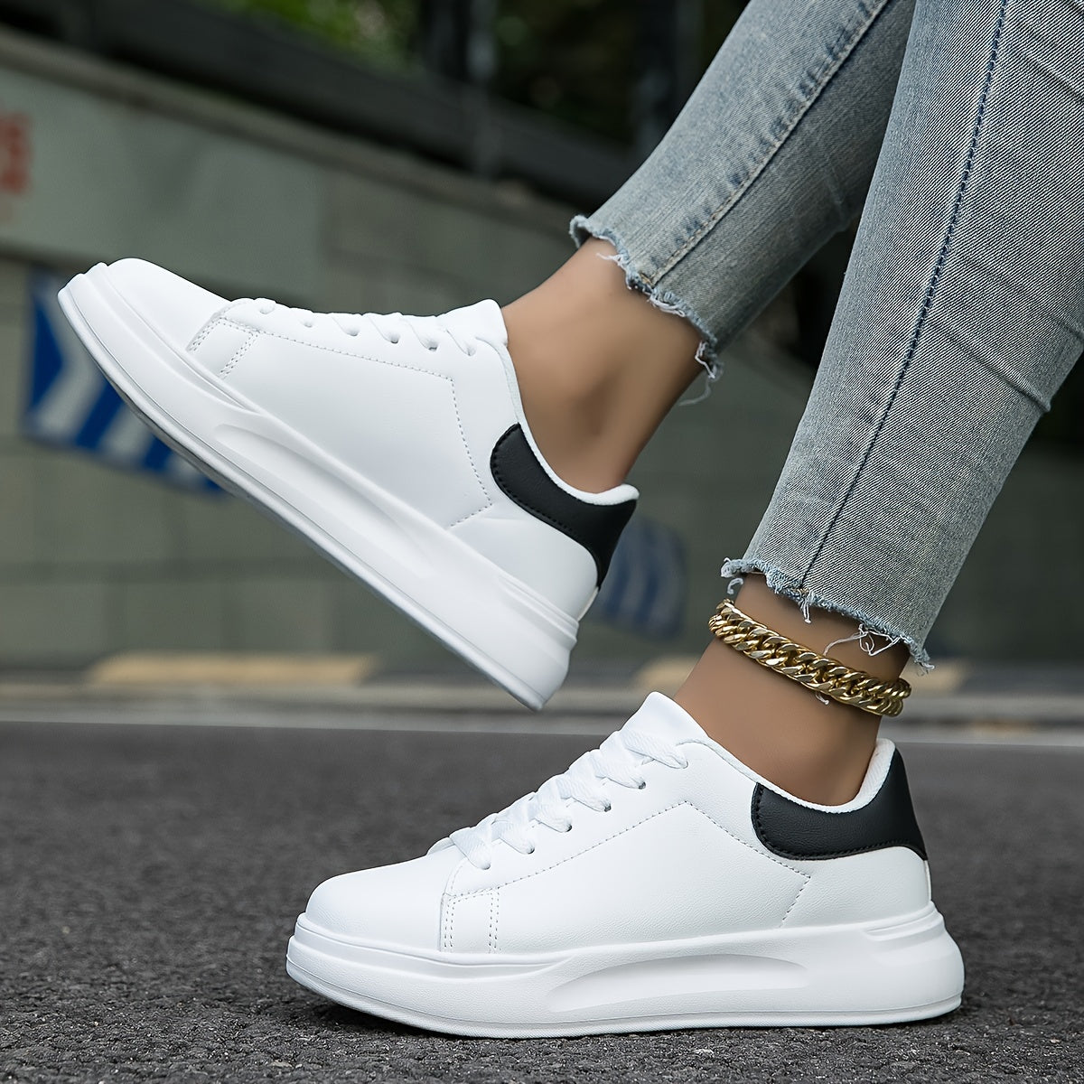 Plattform-sneaker mit glatter oberfläche und schnürung