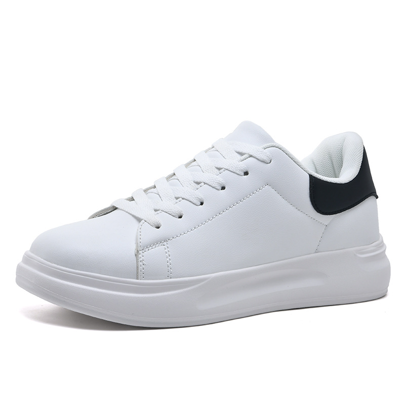 Plattform-sneaker mit glatter oberfläche und schnürung