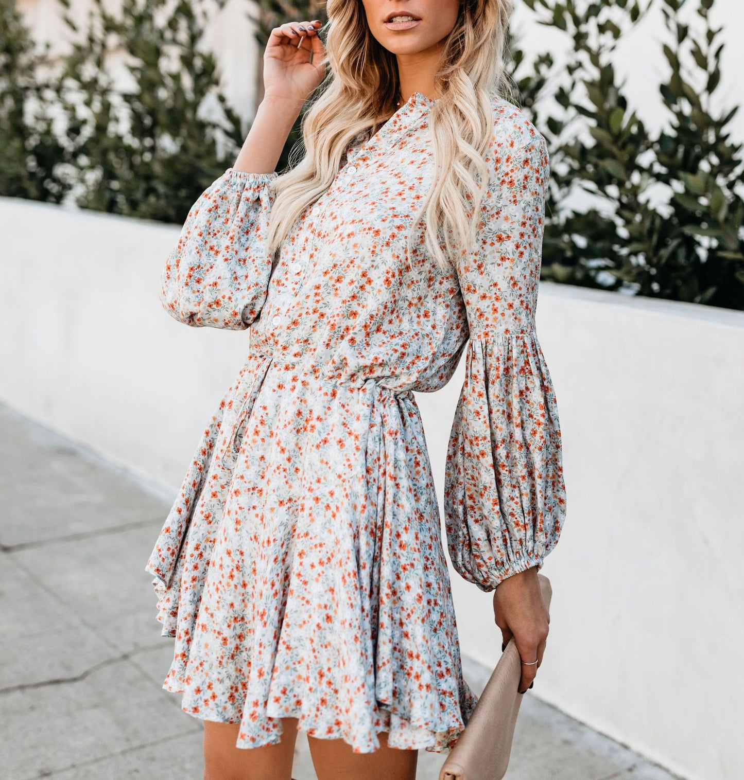 Sienna | Kurzärmeliges Blumenkleid mit Taillenband und Volant-Saum