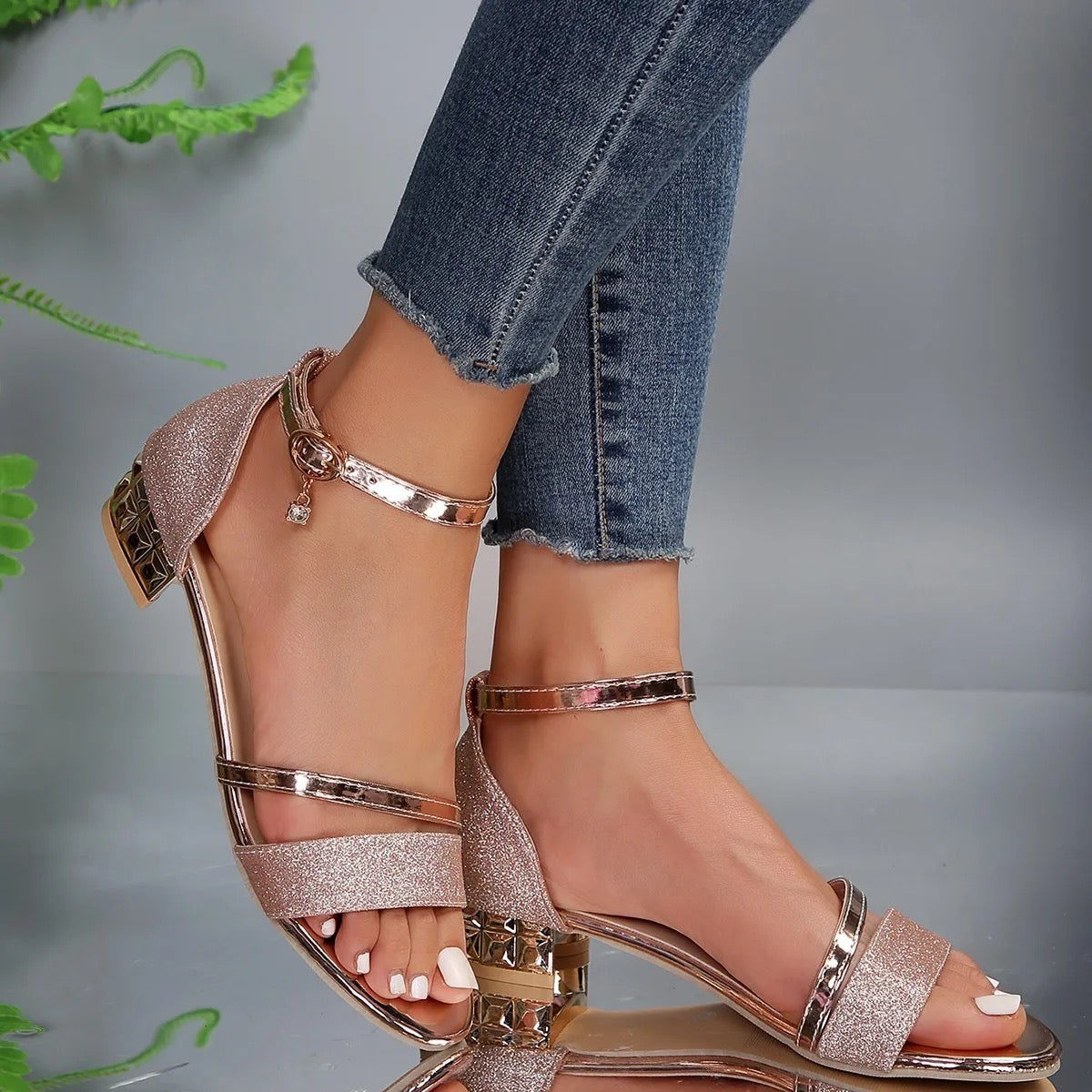 Riemensandalen mit blockabsatz und knöchelverschluss