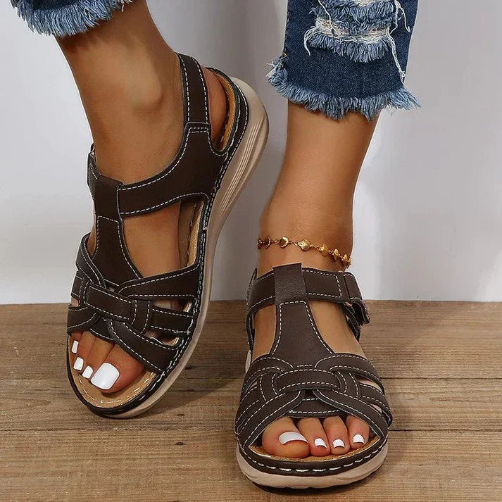 Bequeme Damen-Sandale mit Klettverschluss und geflochtenem Design