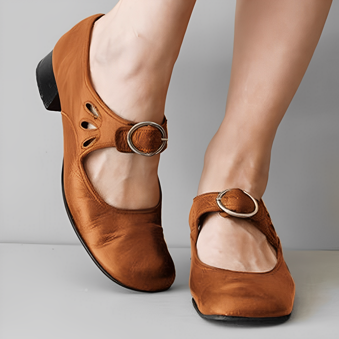 Lederballerinas mit Riemen und Zierschnalle