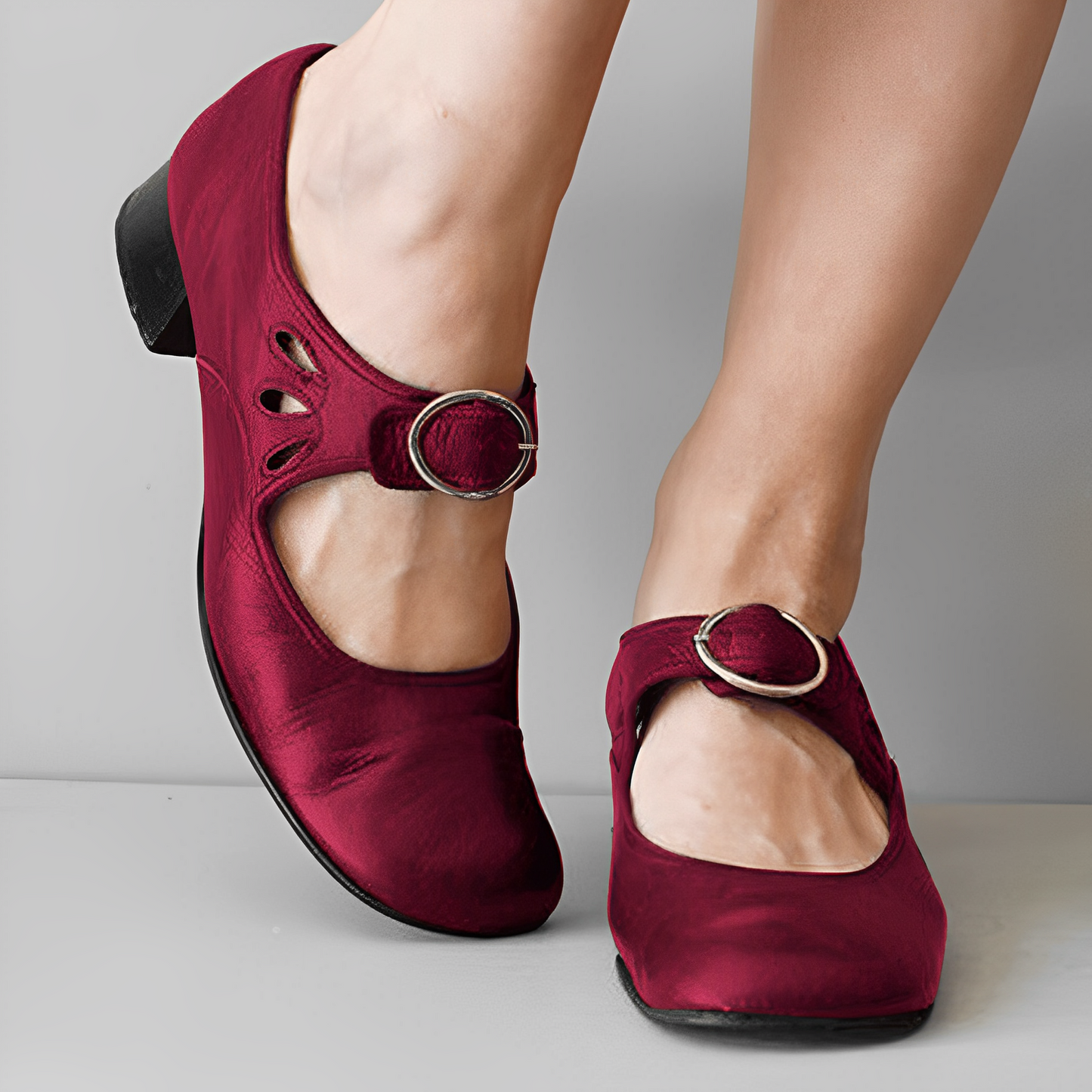 Lederballerinas mit Riemen und Zierschnalle