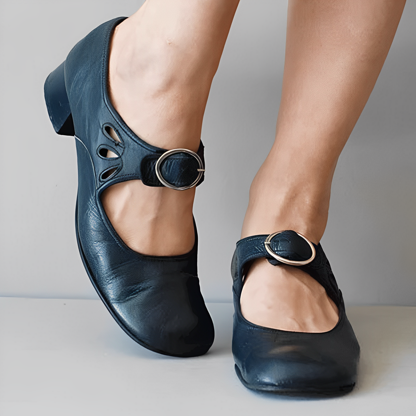 Lederballerinas mit Riemen und Zierschnalle