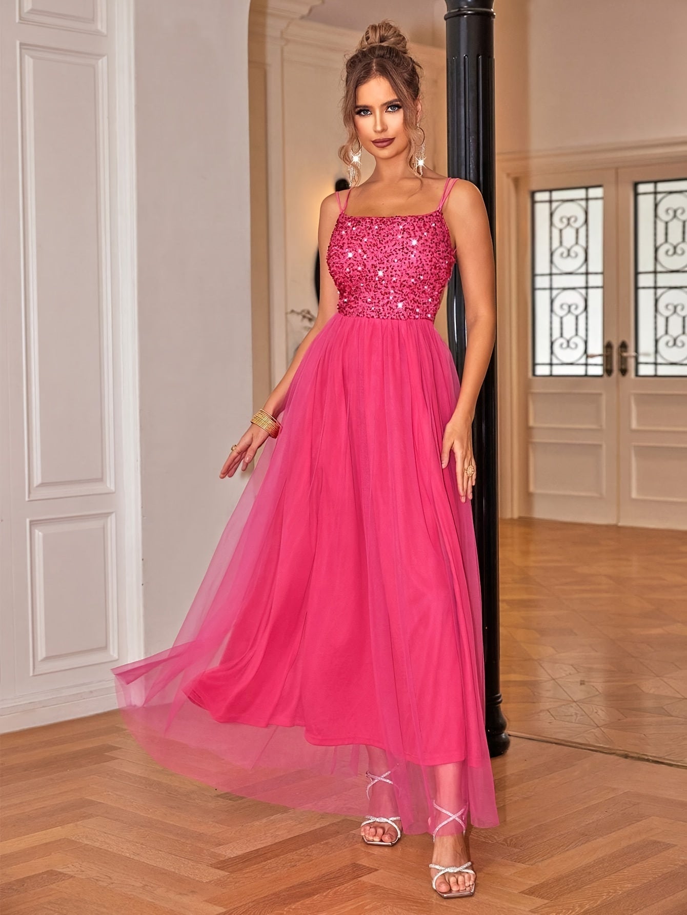 Abendkleid mit spaghettiträgern und paillettenoberteil