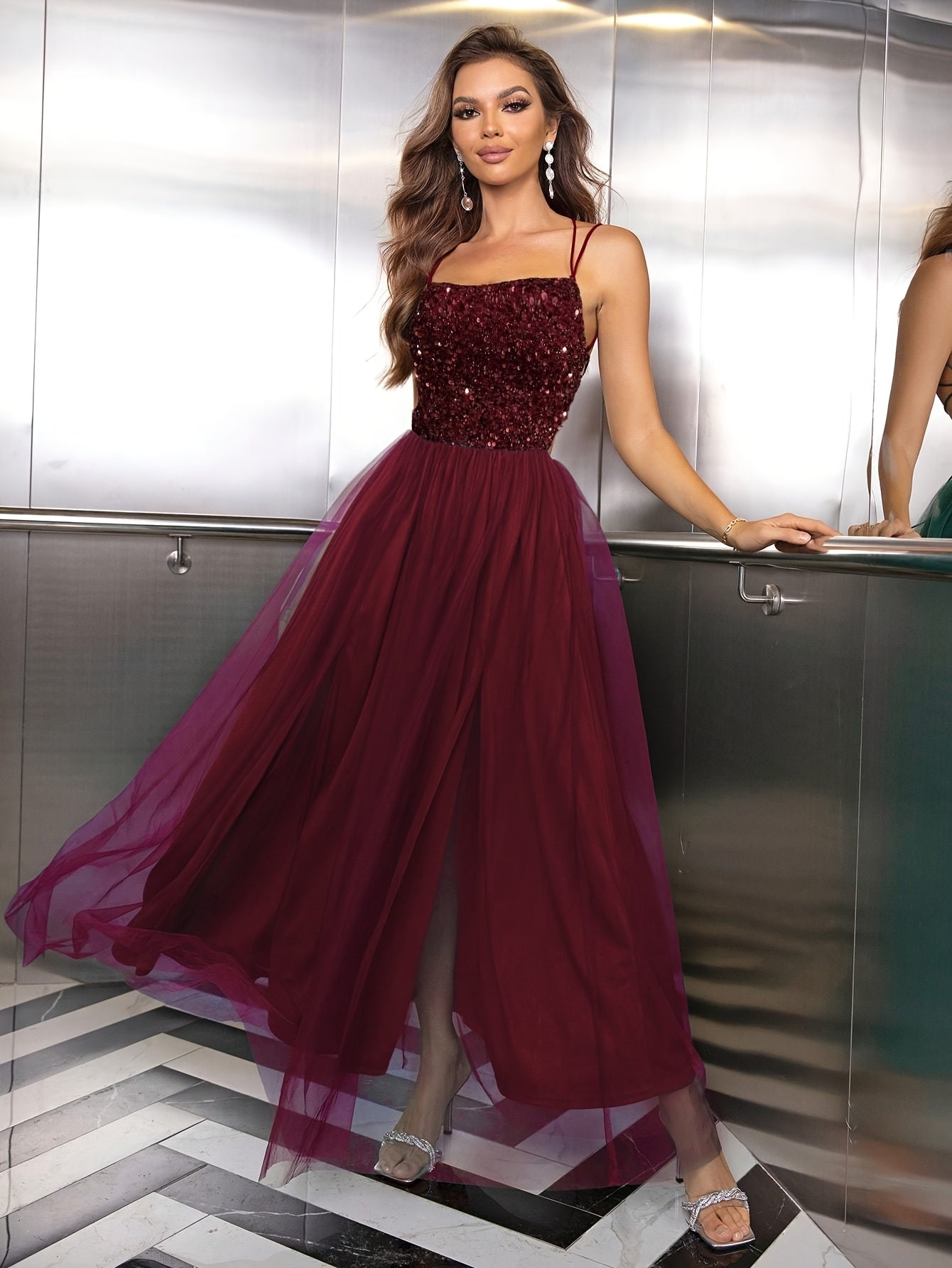 Abendkleid mit spaghettiträgern und paillettenoberteil