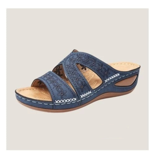 Offene Damen-Pantolette mit Zierstickerei und Keilsohle