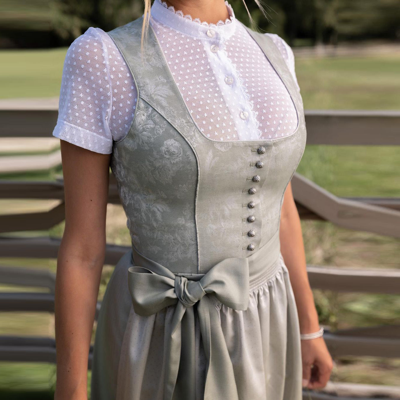 Klassisches Dirndlkleid mit Knopfleiste für das Oktoberfest