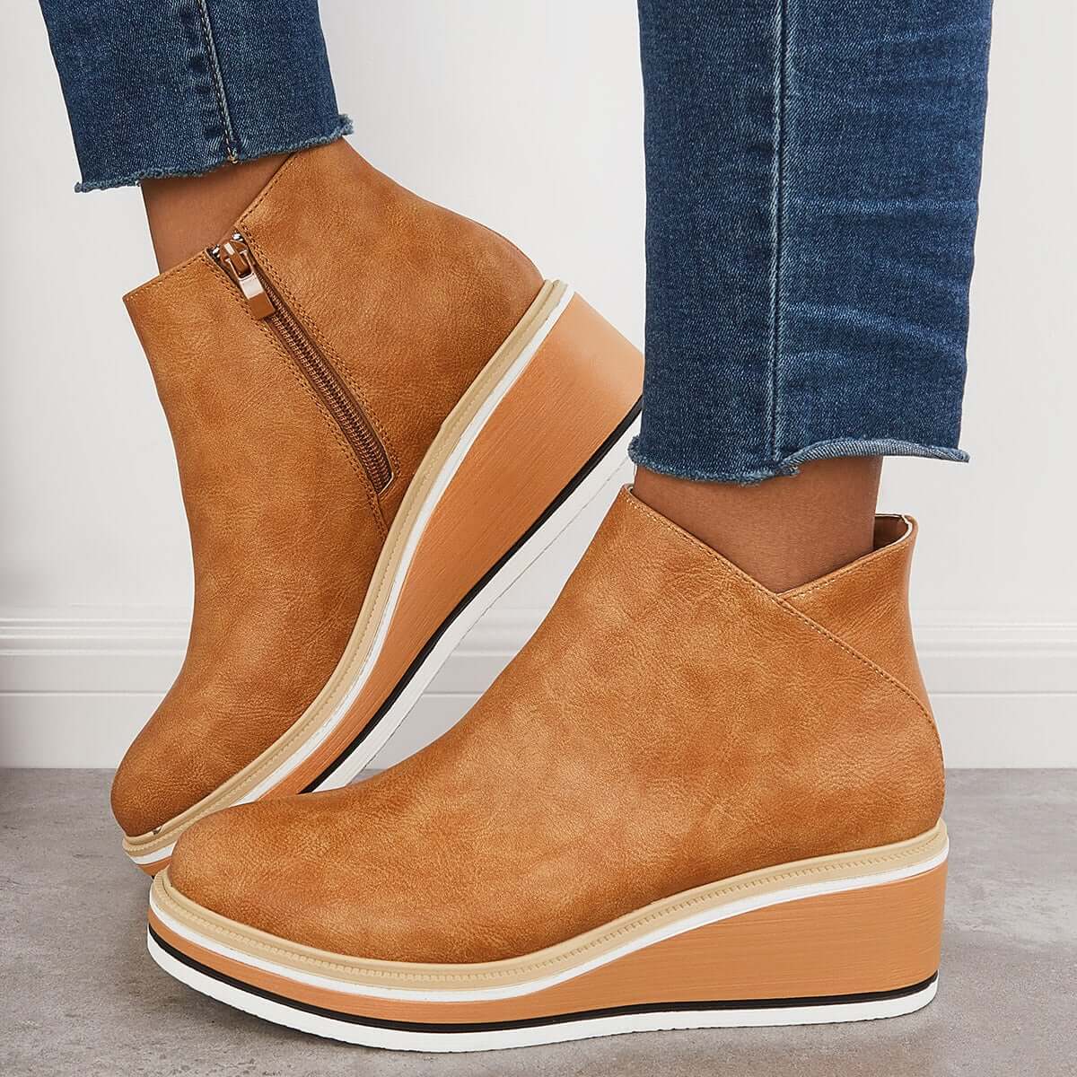 Beige Plateau-Stiefeletten mit Reißverschluss, Damenmode, trendige Schuhe, bequeme Sohle, ideal für Herbst, stilvolle Ergänzung zu Jeans.