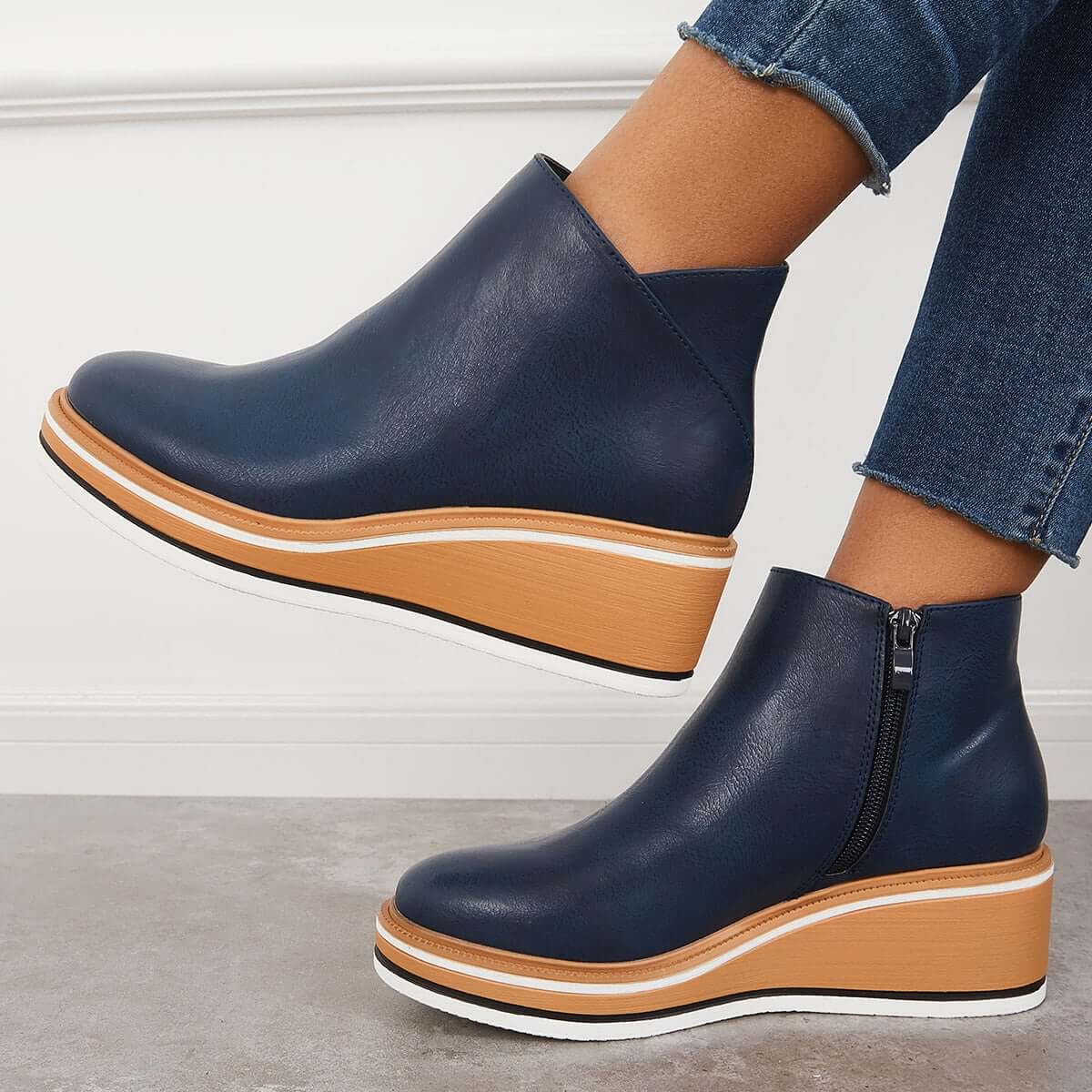 Damen Stiefeletten in Braun, Kunstleder, mit Plateau-Sohle. Modische Herbstschuhe, ideal für Casual-Outfits. Bequeme und stilvolle Ankle Boots.