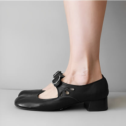 Lederballerinas mit Riemen und Zierschnalle