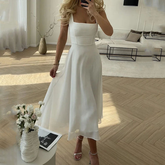 Ärmelloses Midikleid mit weitem Rock und eckigem Ausschnitt
