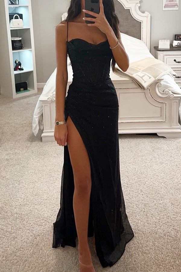 Frau in blauem, glitzerndem Abendkleid mit hohem Schlitz, elegantes Design, Schlafzimmer-Hintergrund.