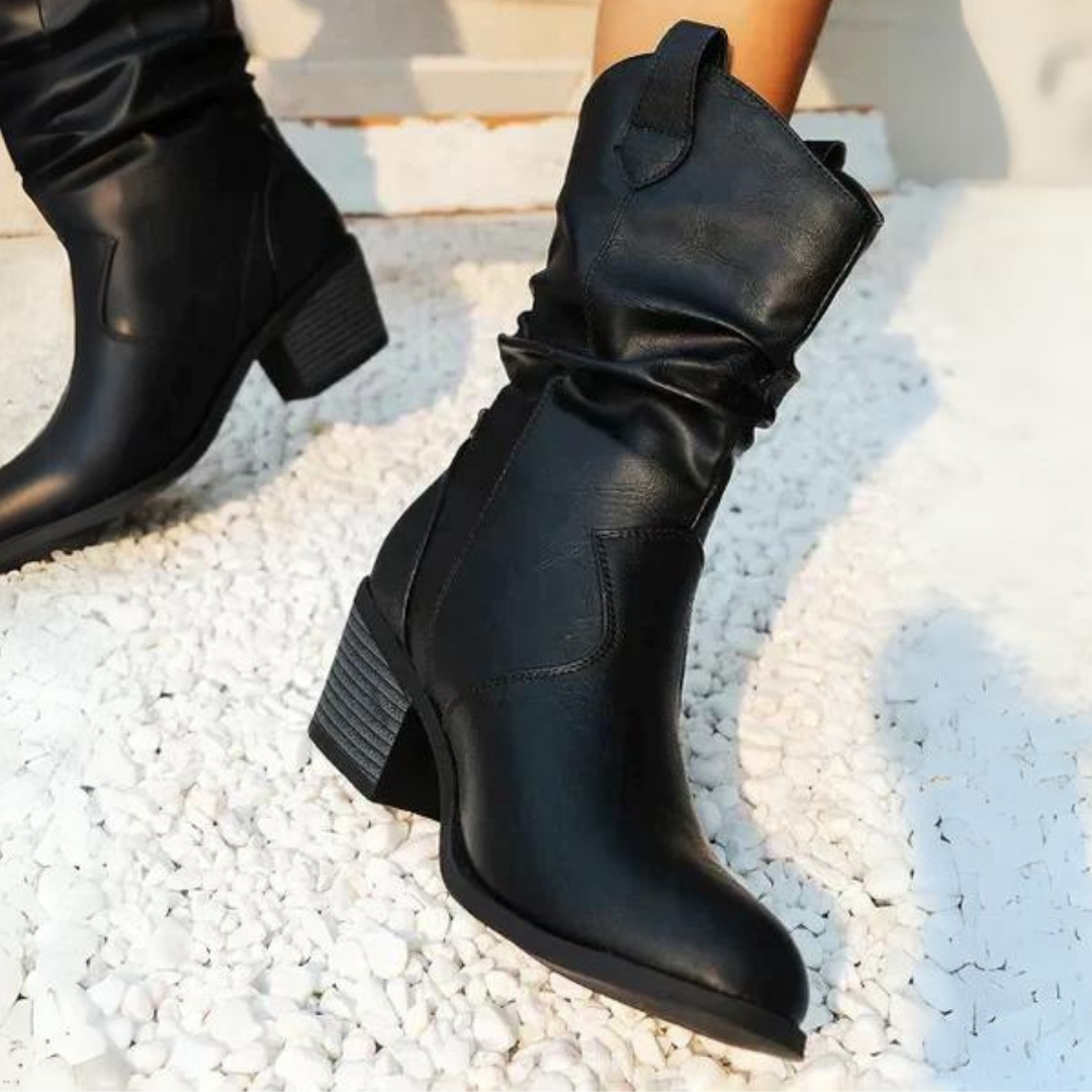 Braune Cowboystiefel aus Leder, getragen mit blauen Jeans. Modische Damenstiefel, ideal für Herbstmode und lässige Outfits.
