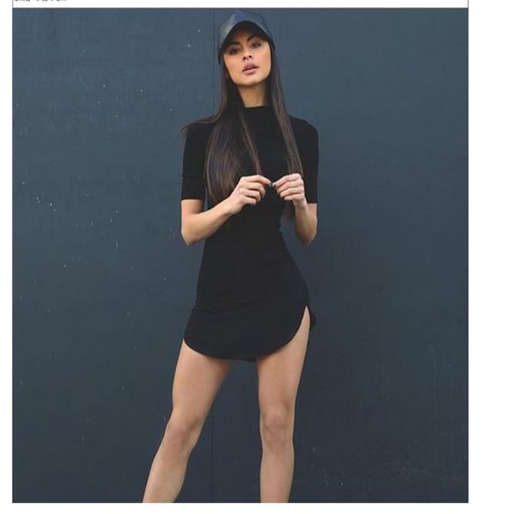 Rane | Enges T-Shirt-Minikleid mit kurzen Ärmeln und Rundhalsausschnitt