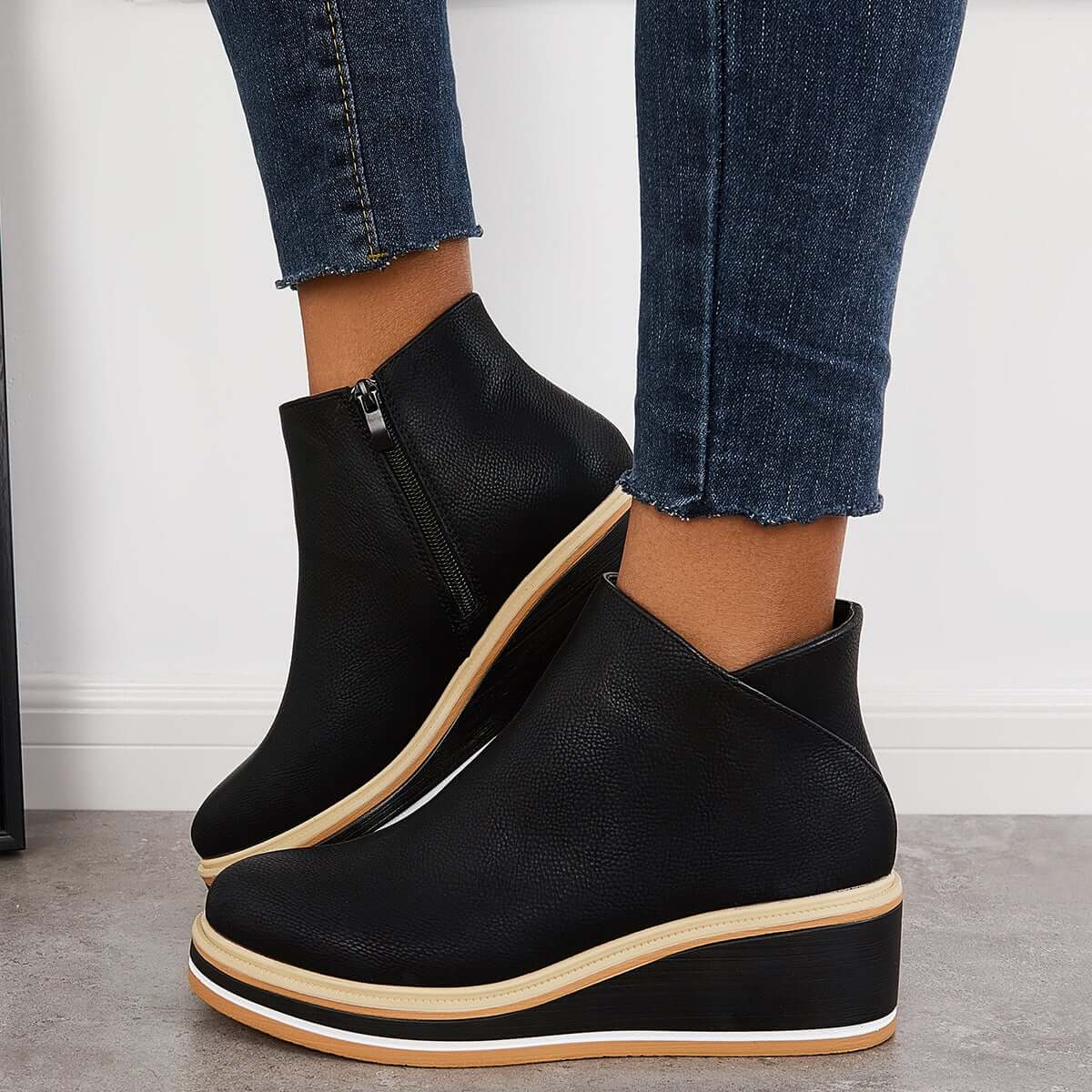 Schwarze Damen-Wedges aus Leder mit weißer Sohle, modisch und bequem, ideal für den Alltag. Perfekte Kombination aus Stil und Komfort.