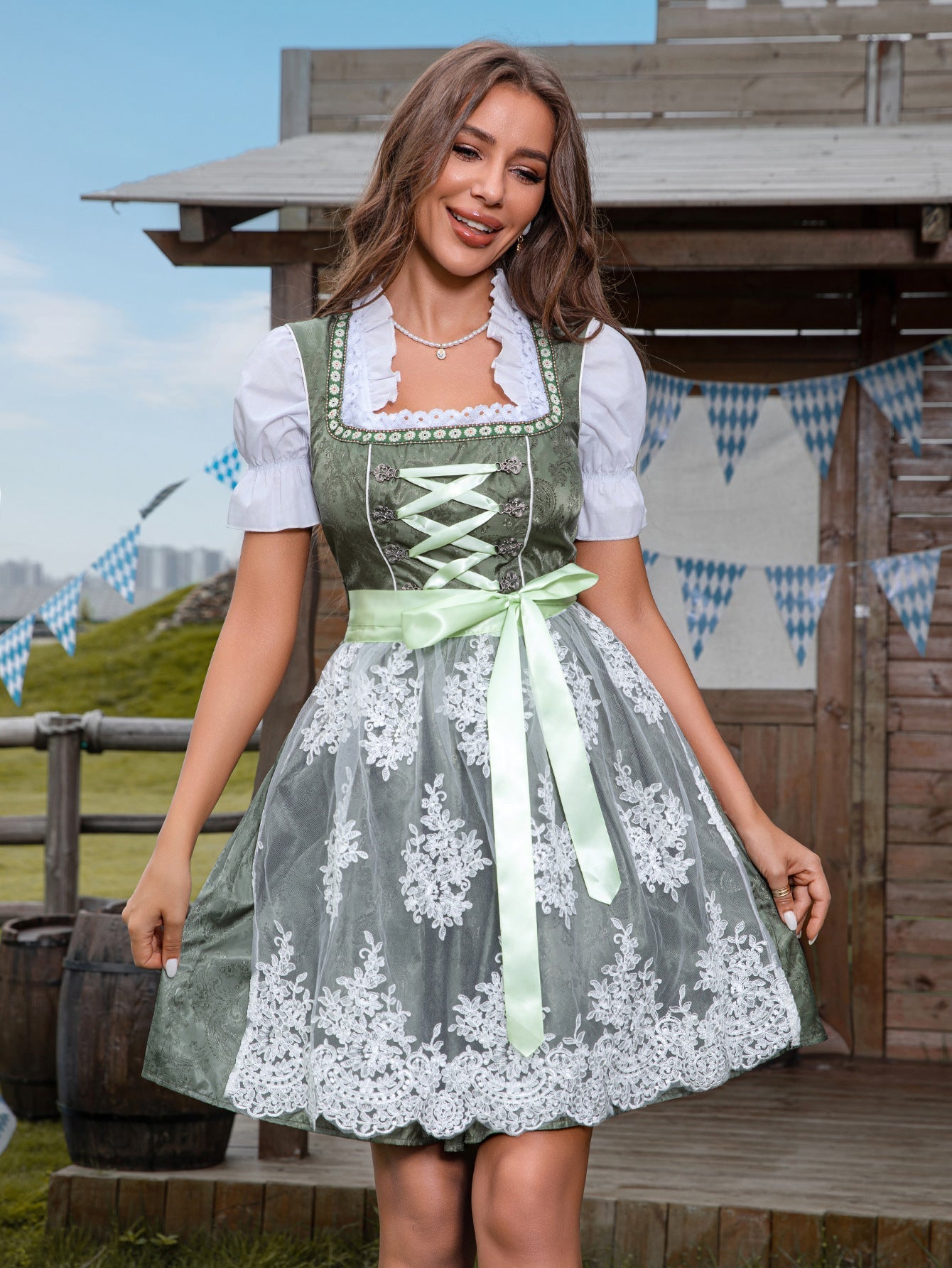 Dirndlkleid mit Spitzen-Schürze und Satinband für das Oktoberfest