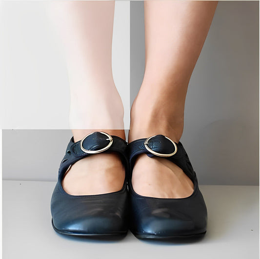 Lederballerinas mit Riemen und Zierschnalle