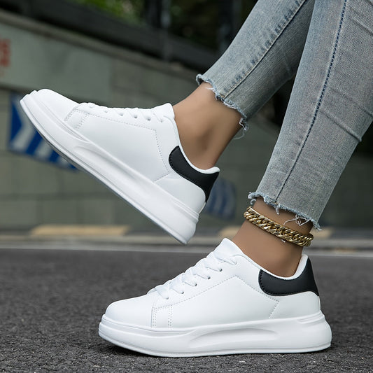 Plattform-sneaker mit glatter oberfläche und schnürung