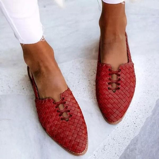 Geflochtene Slipper im Boho-Stil