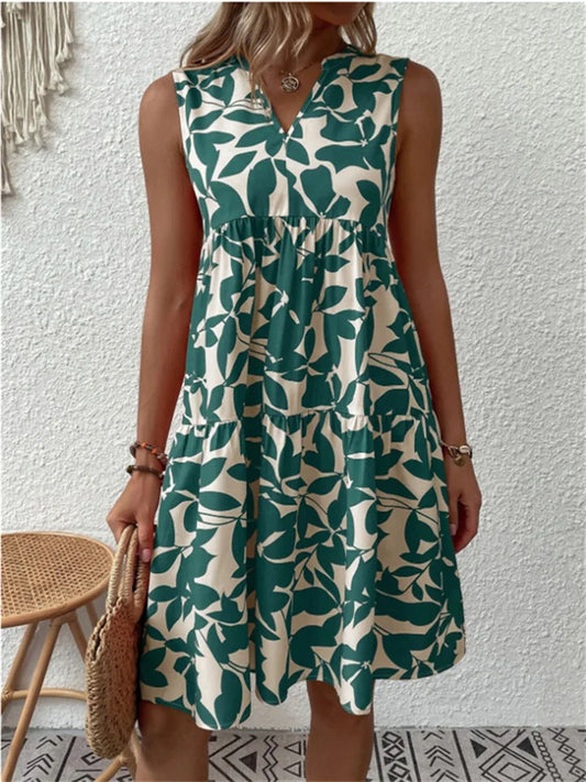 Armelloses kleid mit stufenrock und blattmuster