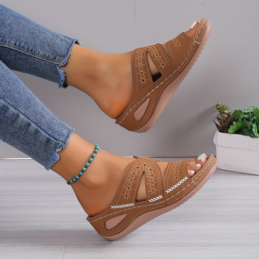 Offene Damen-Pantolette mit Zierstickerei und Keilsohle