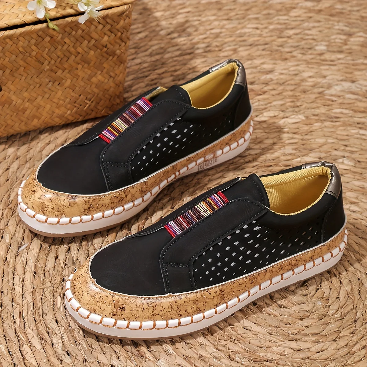 Slip-on-sneaker mit perforation und elastikeinsatz