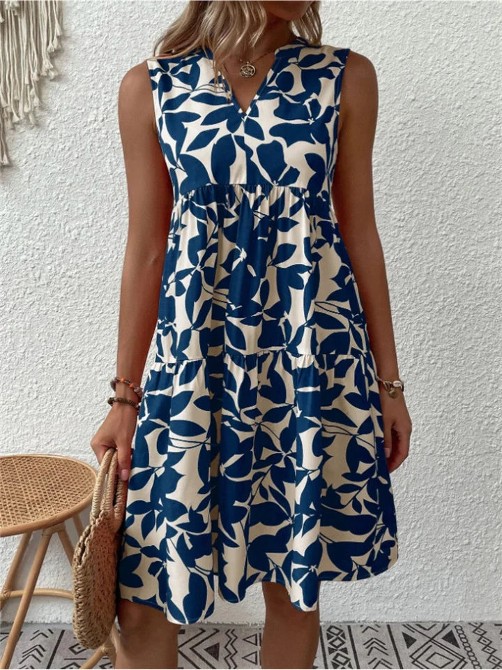 Armelloses kleid mit stufenrock und blattmuster