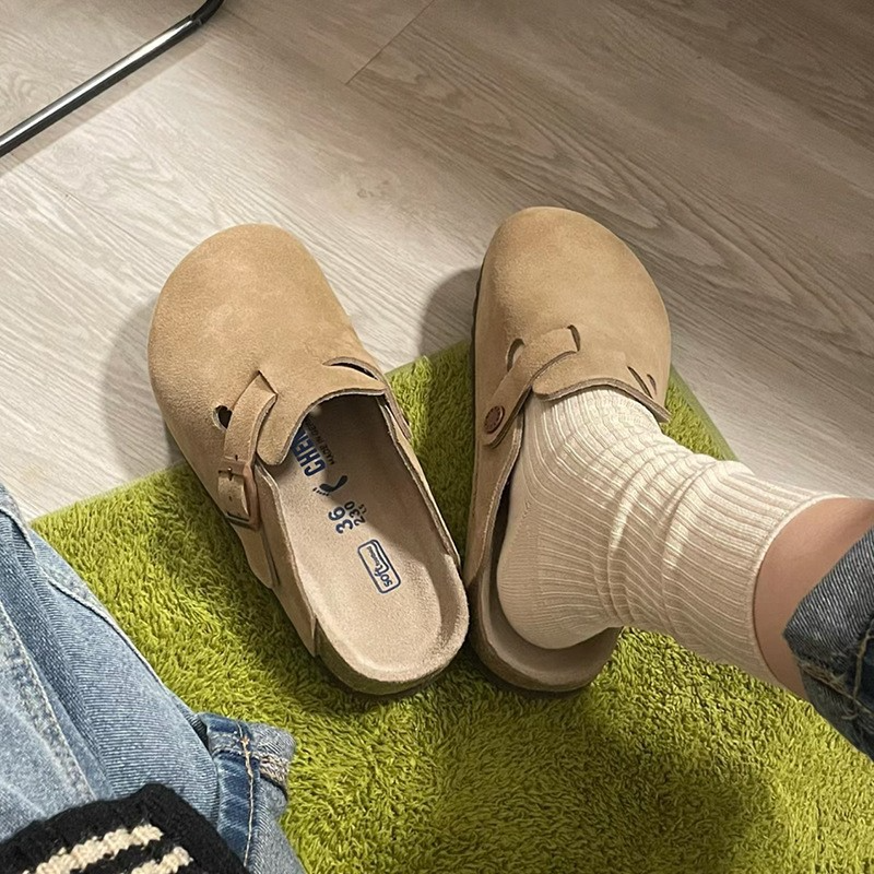 Clogs mit verstellriemen und wildlederoptik