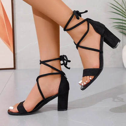 Elegante Sandaletten mit Blockabsatz und Schnürung