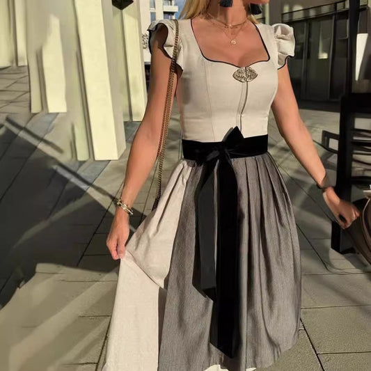 Modernes Oktoberfest Dirndlkleid für Damen mit Samtschleife und Rüschenärmeln