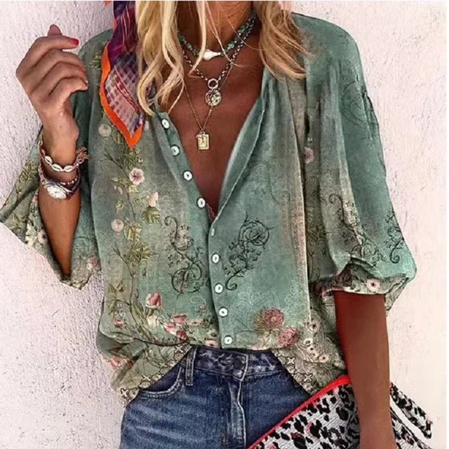 Damenbluse im Vintage-Stil mit floralen Elementen
