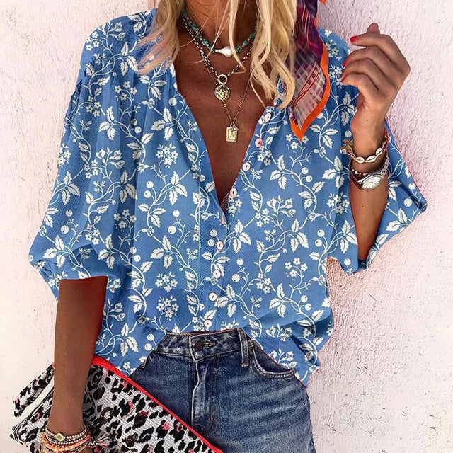 Damenbluse im Vintage-Stil mit floralen Elementen