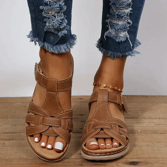 Bequeme Damen-Sandale mit Klettverschluss und geflochtenem Design