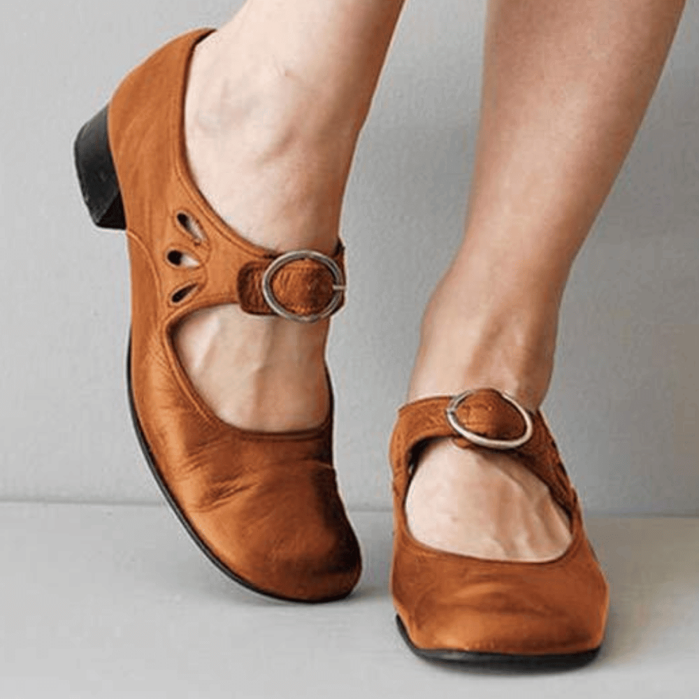 Lederballerinas mit riemen und schnalle
