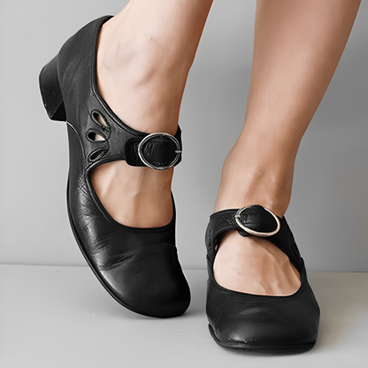 Lederballerinas mit Riemen und Zierschnalle
