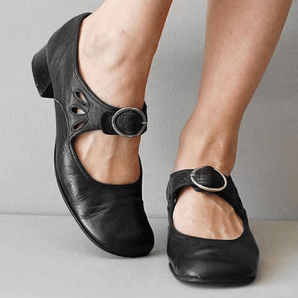 Lederballerinas mit riemen und schnalle