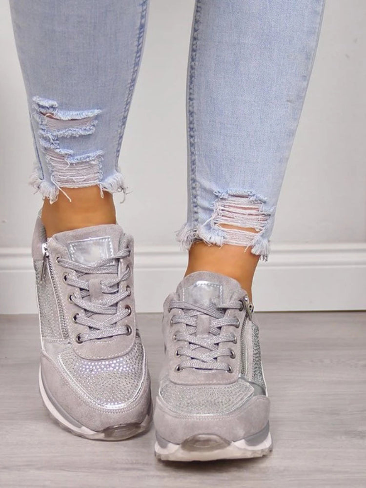 Damen-sneaker in metallic-optik mit reißverschluss