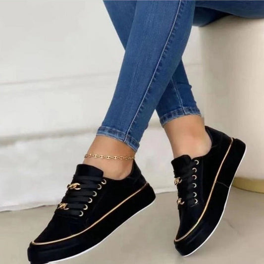 Samt-sneaker mit goldkette und kontrastsohle