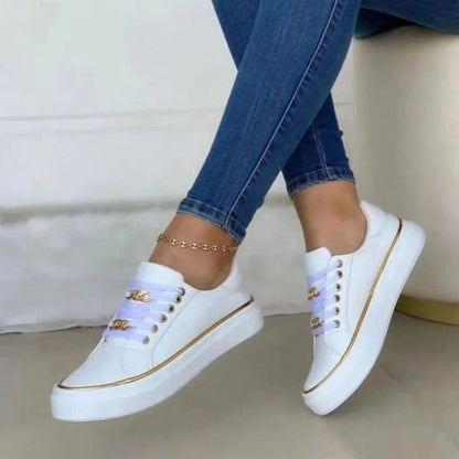 Samt-sneaker mit goldkette und kontrastsohle