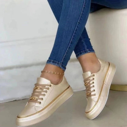 Samt-sneaker mit goldkette und kontrastsohle