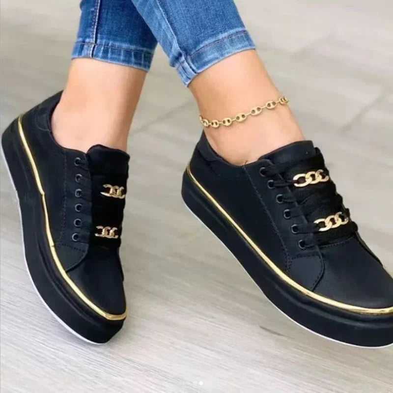 Samt-sneaker mit goldkette und kontrastsohle